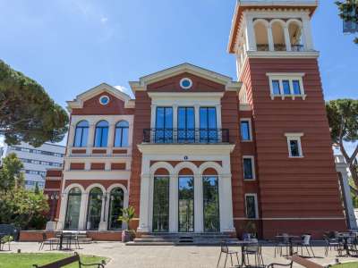 La rossa dimora si erge su due livelli (pi� uno interrato) ed � caratterizzata da un�articolazione dei volumi esterni disposti con libert� espressiva rispetto ai linguaggi classici dell�epoca 